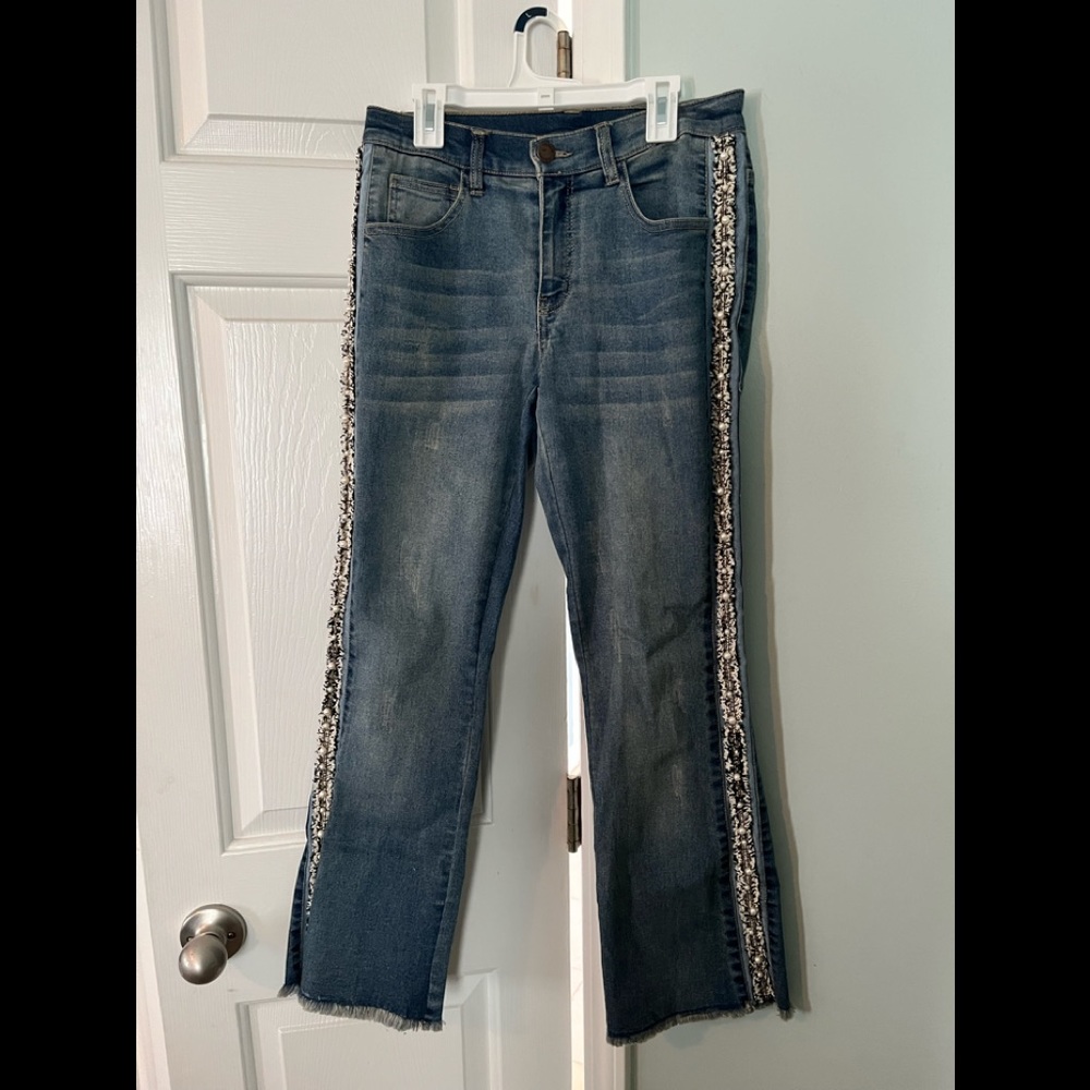 Venus distressed cropped pant with Pearl detail